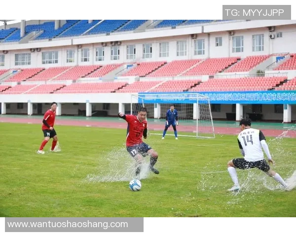 足球明星悠闲散步引发众人围观粉丝热情高涨场面火爆 足球明星悠闲散步引发众人围观粉丝热情高涨场面火爆