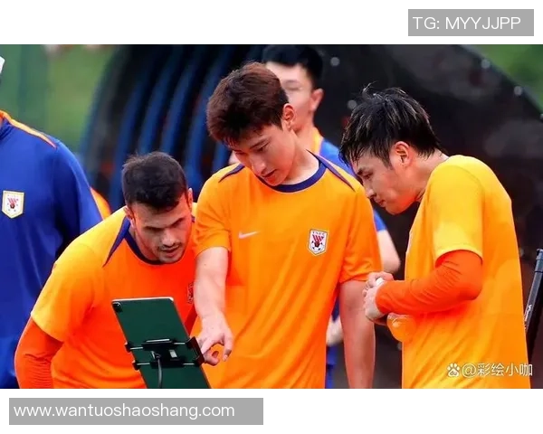 橙色衣服的足球明星如何在赛场上展现个人魅力与团队精神